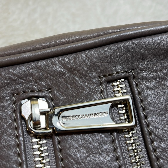 Crossover Rebecca Minkoff bag tan with silvertone chain and zipper - Picture 2 of 7